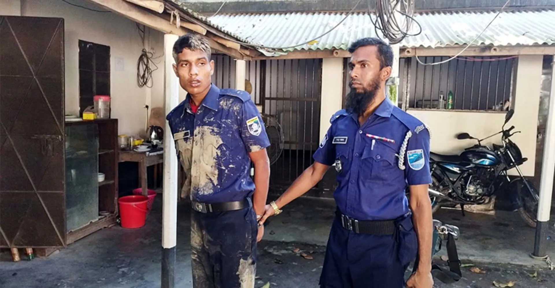 সেনাবাহিনীর হাতে ভুয়া পুলিশ আটক
